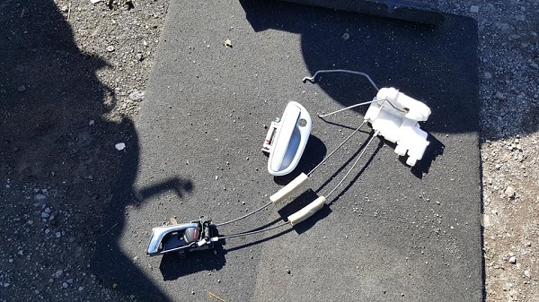 Handle and door lock actuator removal at junkyard